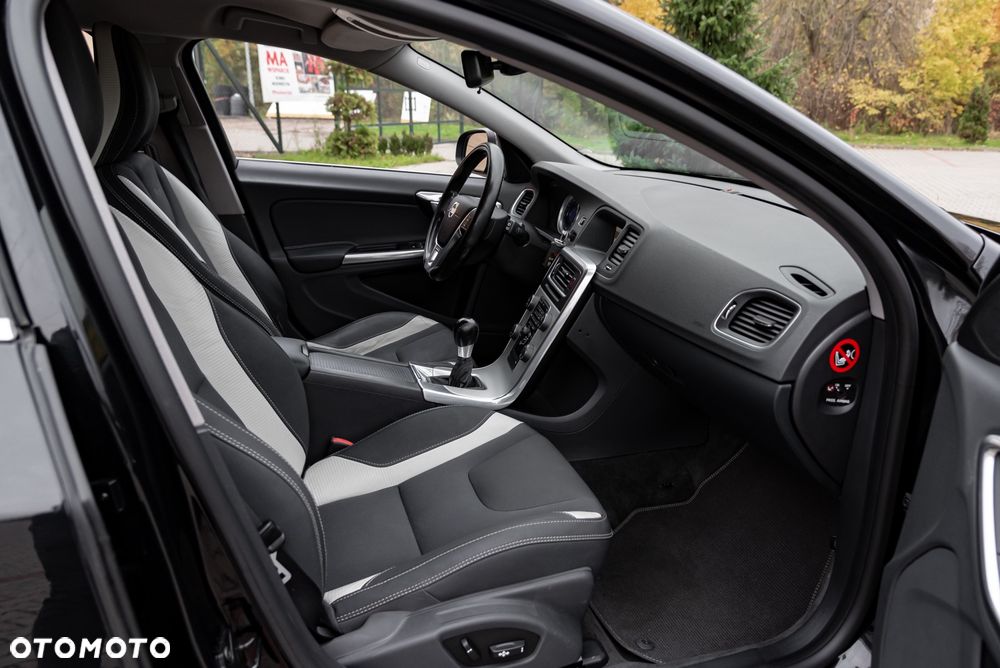 Volvo V60 T5 R-Design - 24