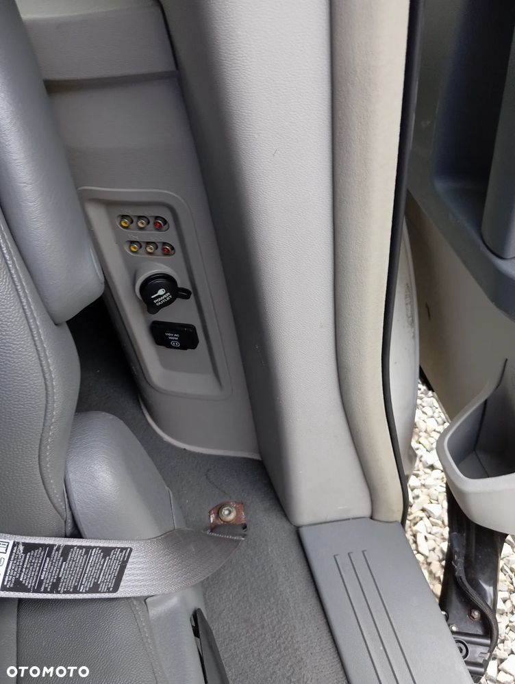 Chrysler Town & Country - 10