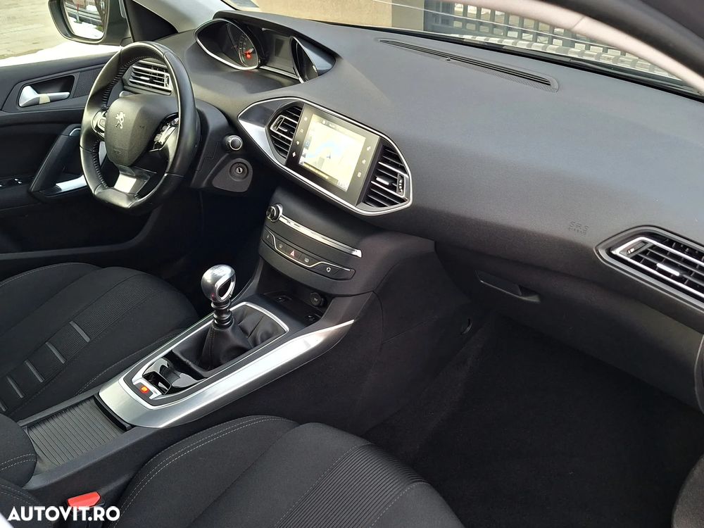 Peugeot 308 1.2 L PureTech Turbo Allure - 5