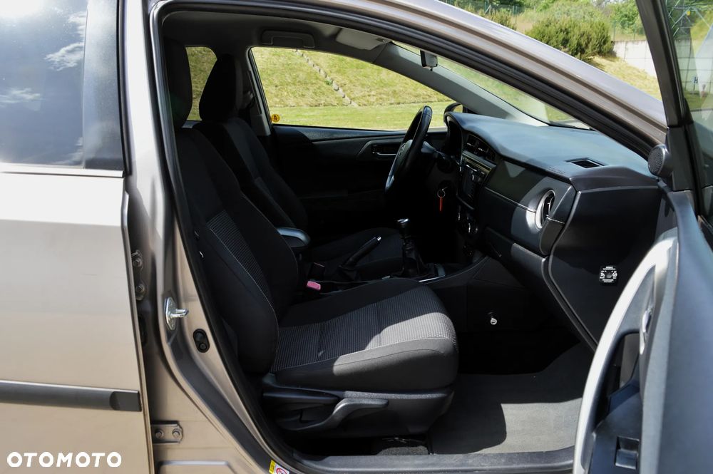Toyota Auris 1.6 Premium + - 11