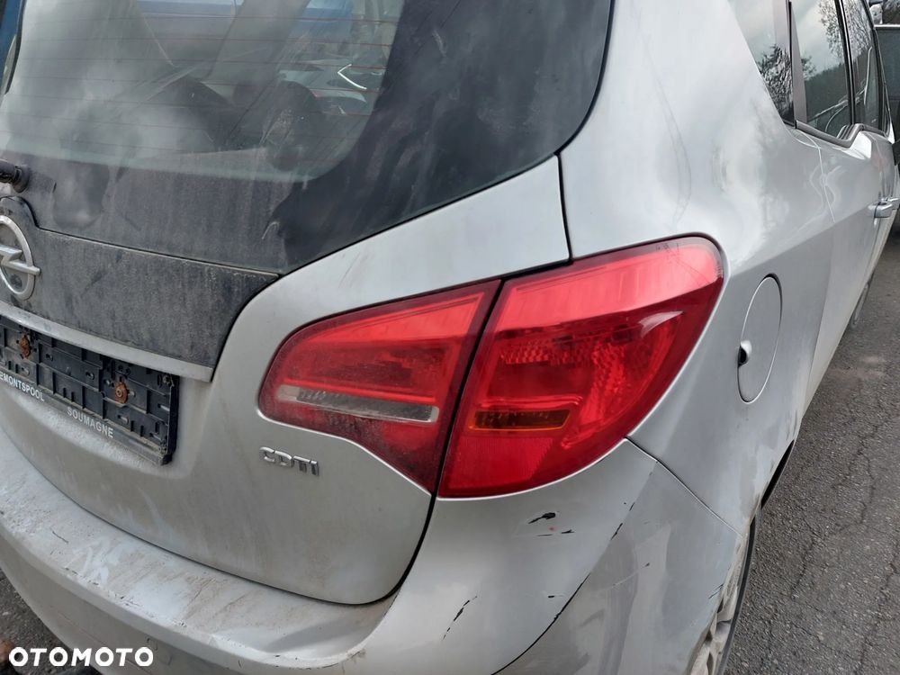 Opel Meriva B lampa tylna prawa na błotnik - 1