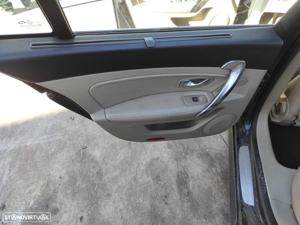 FORRA DA PORTA TRASEIRA ESQUERDA RENAULT LATITUDE - 1