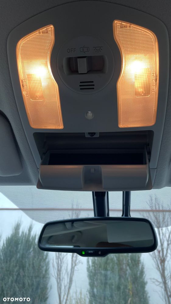 Toyota Prius 1.8 HSD Premium - 33