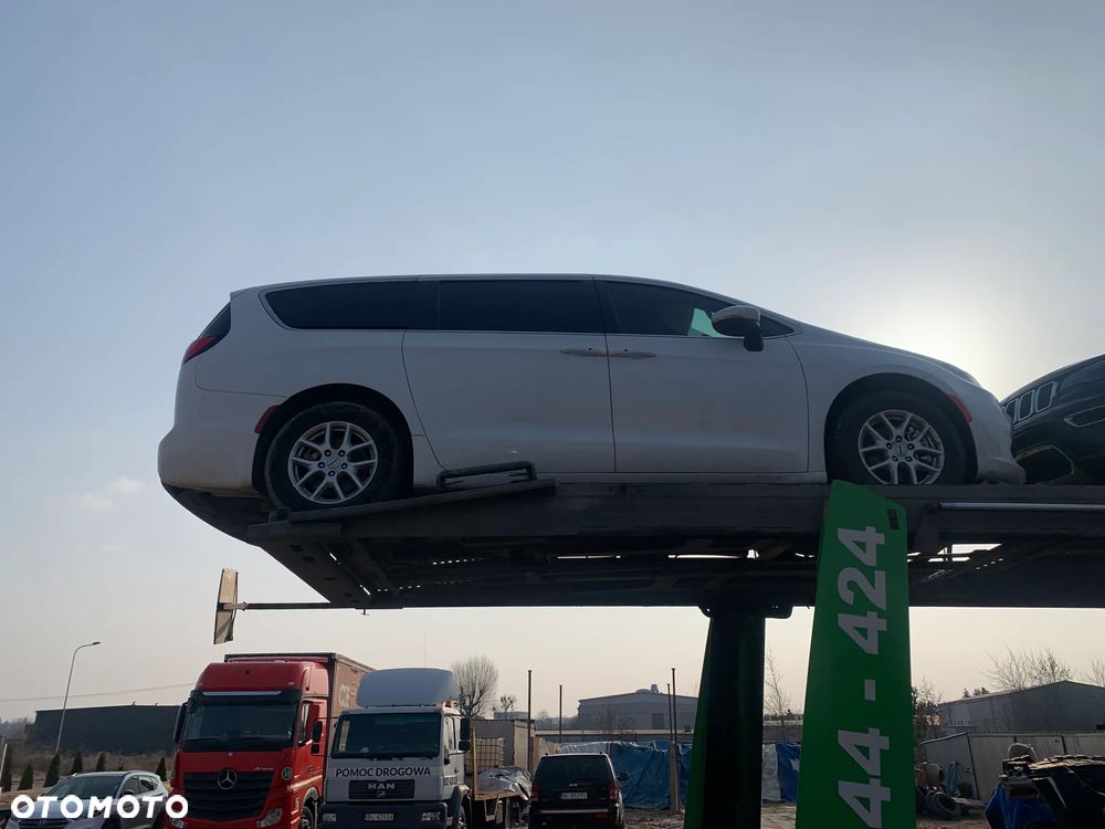 Chrysler Pacifica - 12