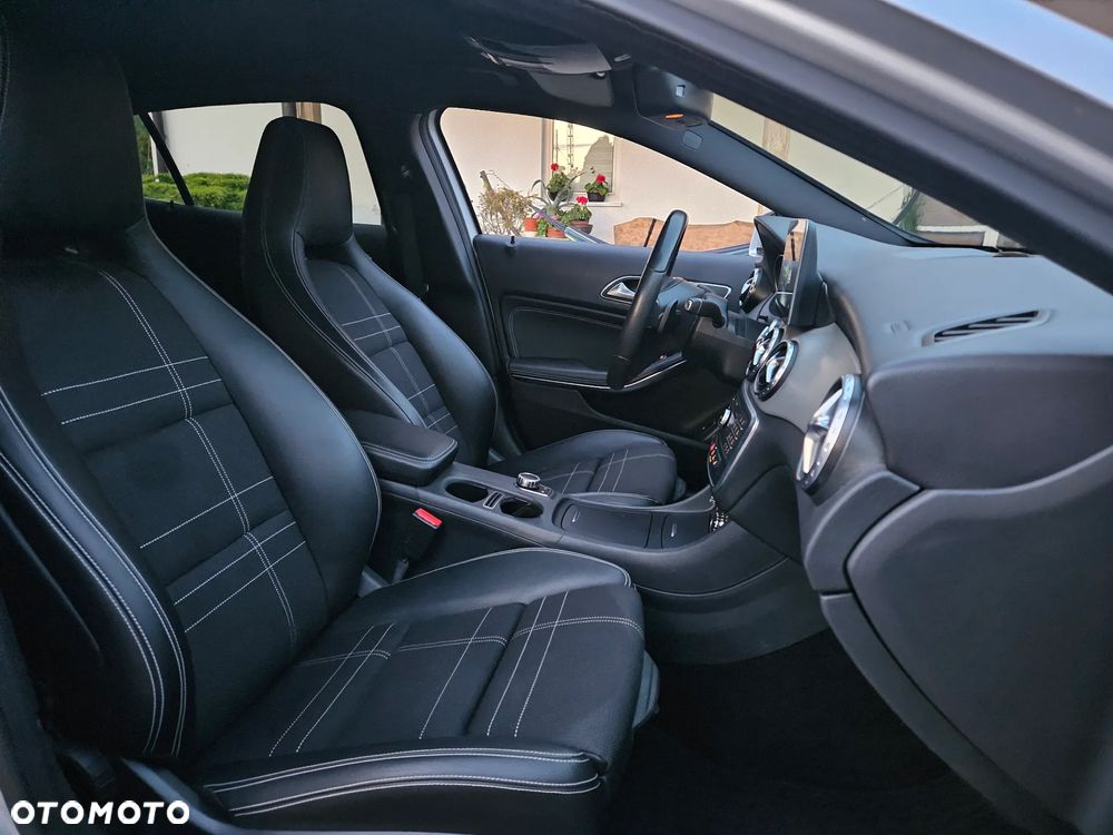 Mercedes-Benz GLA 200 7G-DCT Urban - 17