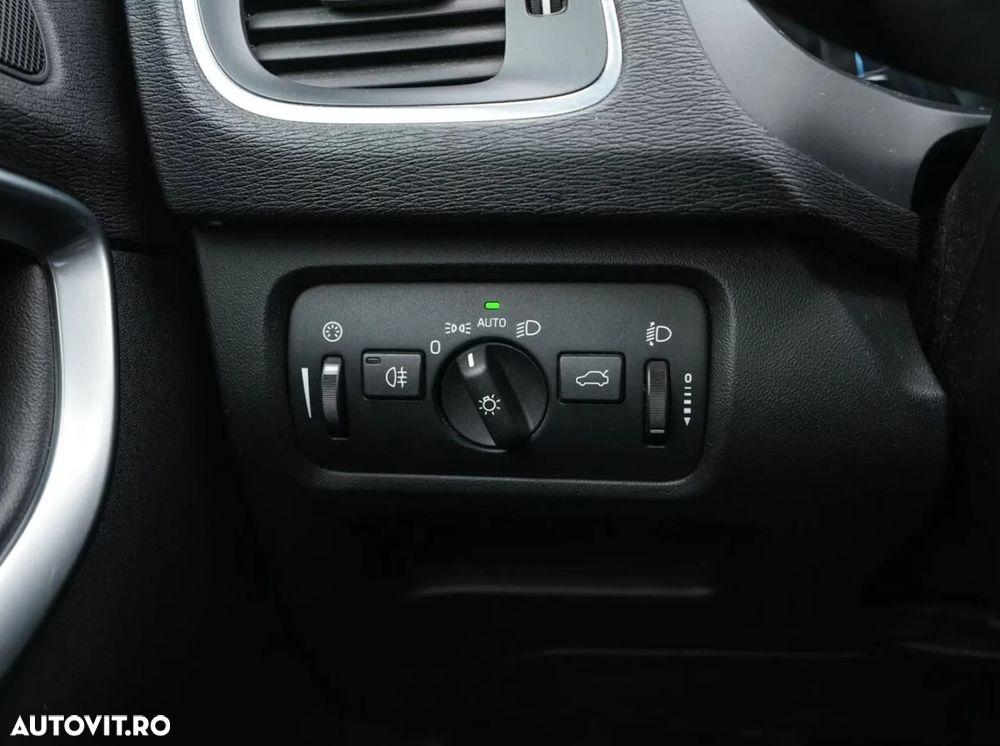 Volvo V40 D2 R Design - 11