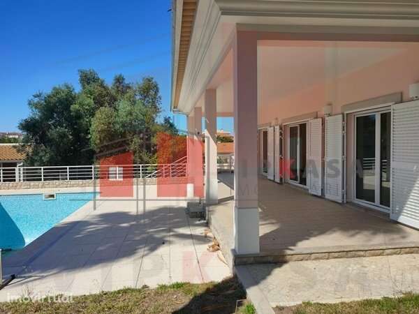 Moradia V3 + 2 em Caixas, com piscina, privacidade e segurança - Grande imagem: 3/52