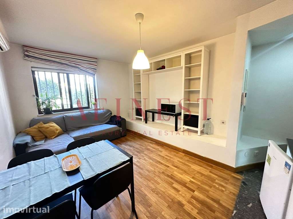 Apartamento T1 Renovado e Mobilado nas Laranjeiras - Entrada Imediata - Grande imagem: 2/8