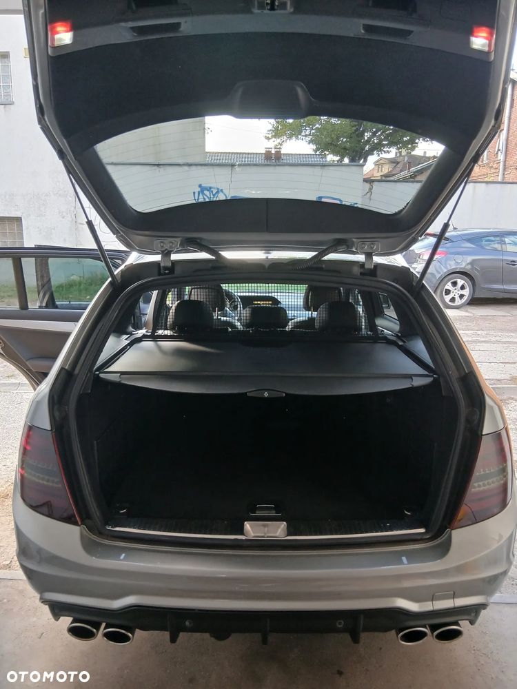 Mercedes-Benz C-Class 2011 photo 3