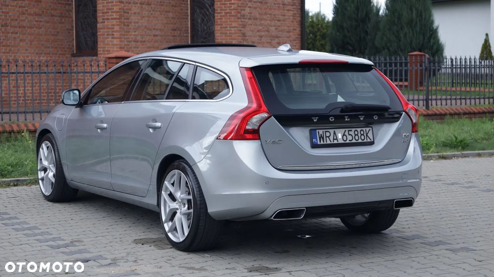 Volvo V60 D6 AWD Plug-in Hybrid R-Design Summum - 10