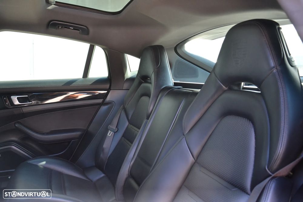 Porsche Panamera 4 E-Hybrid Platinum Edition com PDLS - 26