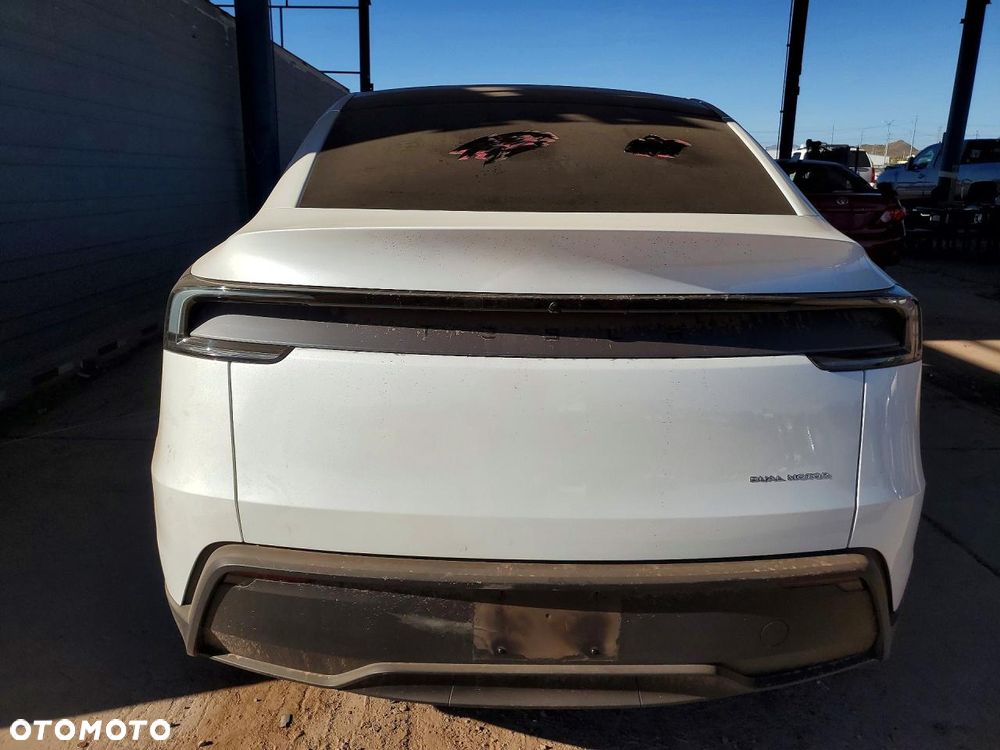 Tesla Model Y Long Range Dual Motor AWD - 8