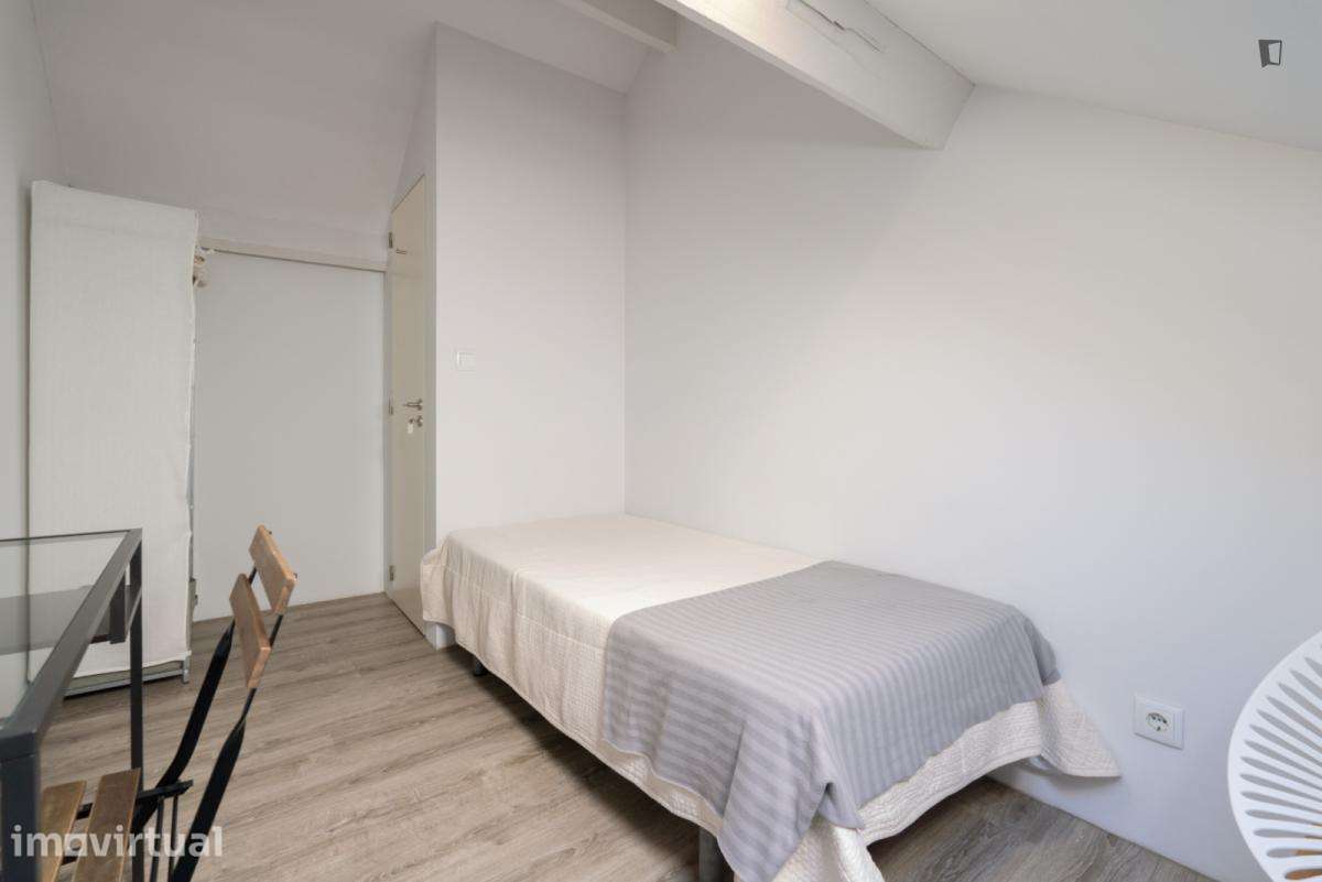 Quarto - localizado em Paranhos Porto - Grande imagem: 2/40
