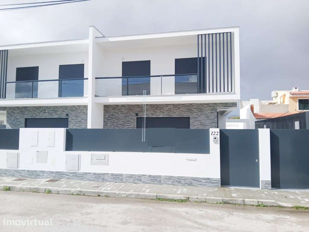 Moradia geminada T3+1 com parqueamento - Fernão Ferro - Grande imagem: 2/13