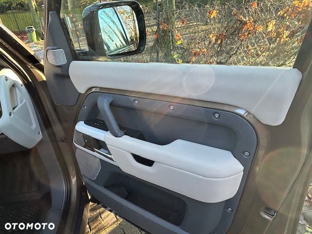 Land Rover Defender - 24