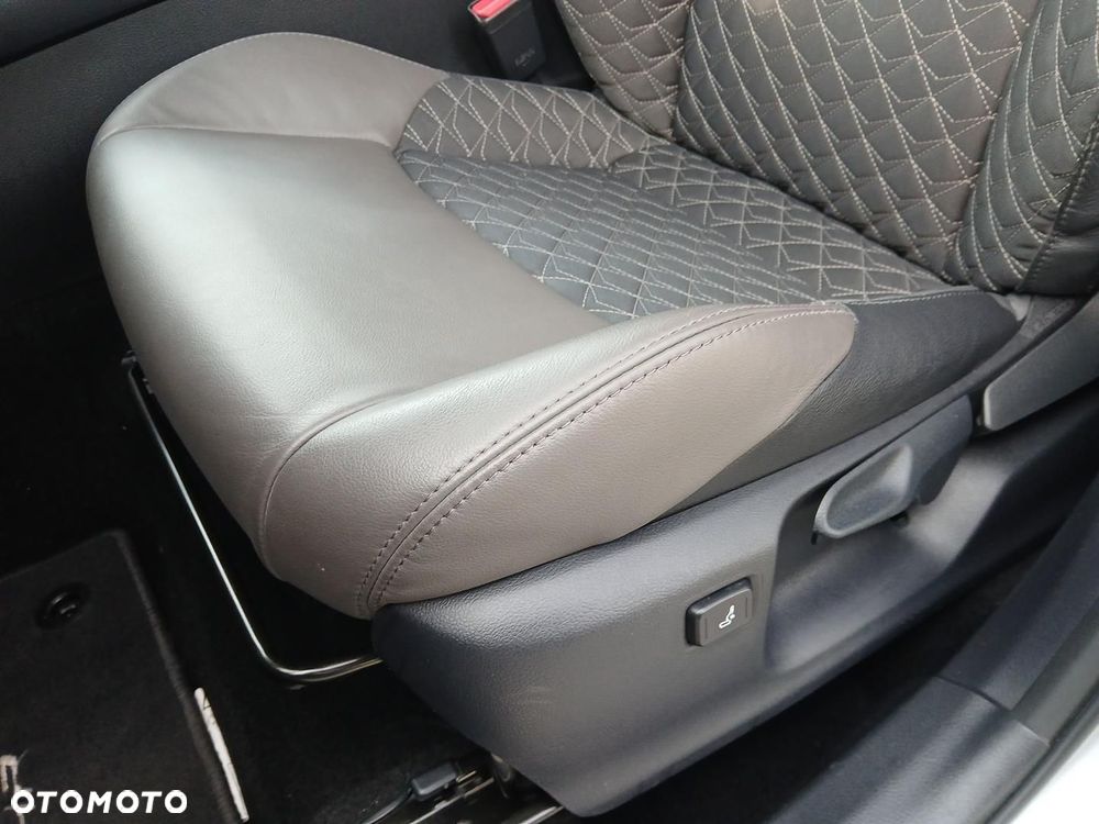 Toyota C-HR 2.0 Hybrid Executive - 38