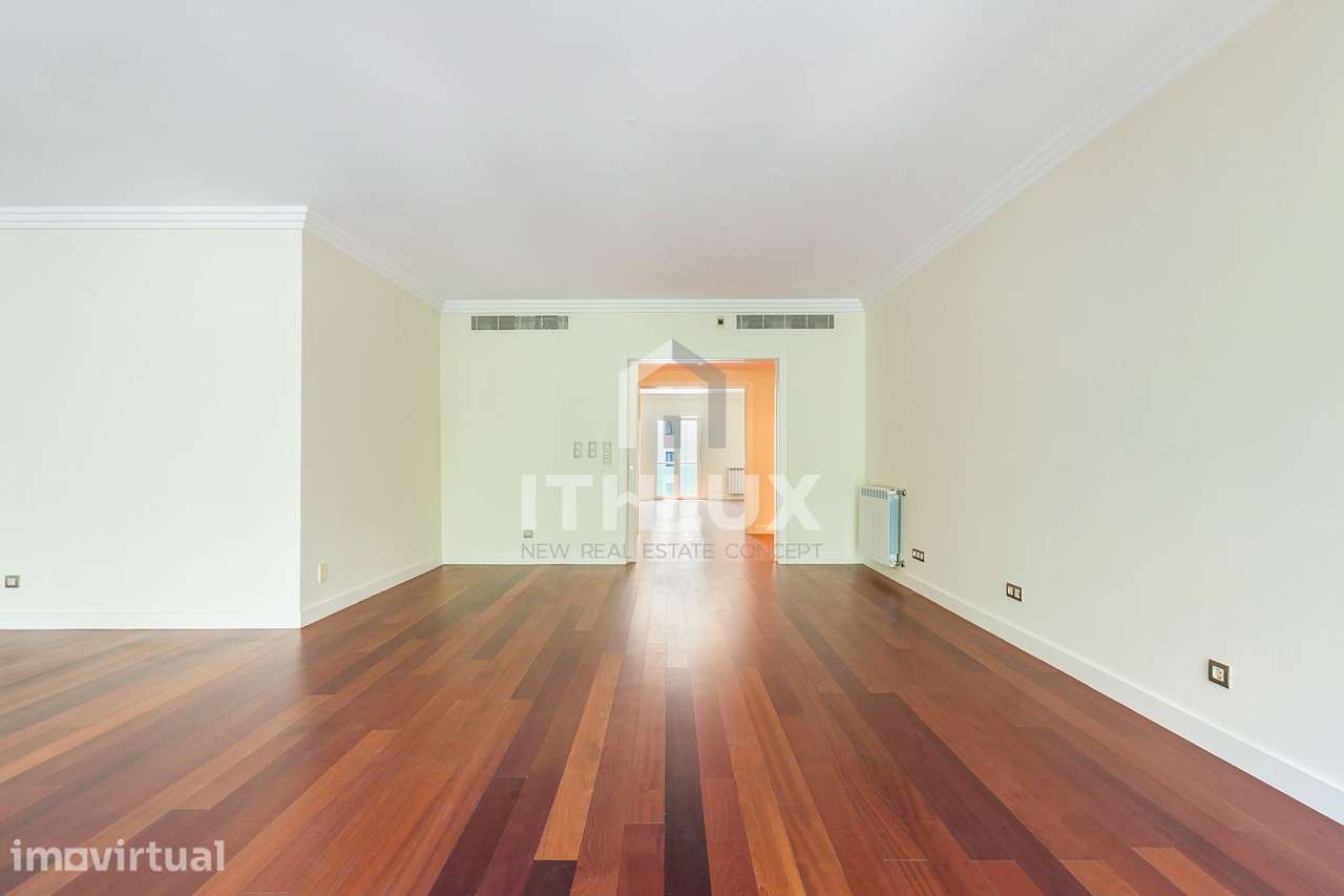Apartamento T4 nas Avenidas Novas, com 4 lugares de garagem - Grande imagem: 3/31