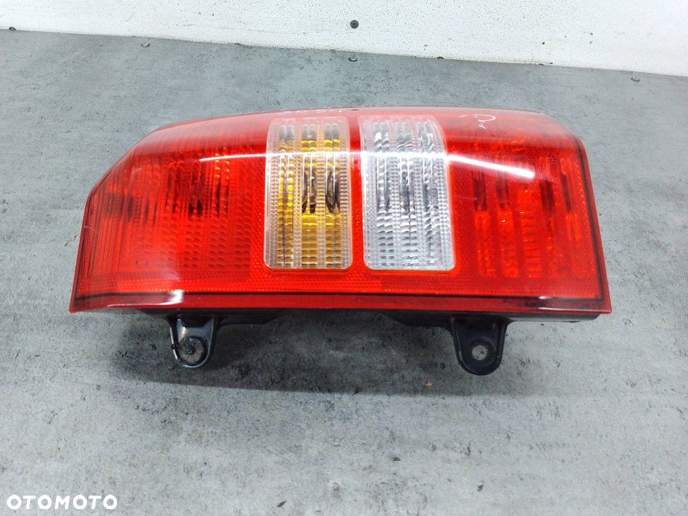 LAMPA TYLNA PRAWA JEEP PATRIOT - 3