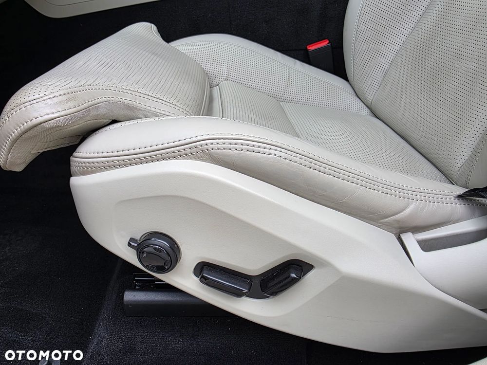 Volvo XC 60 T8 Plug-In Hybrid AWD Ultra Bright - 16