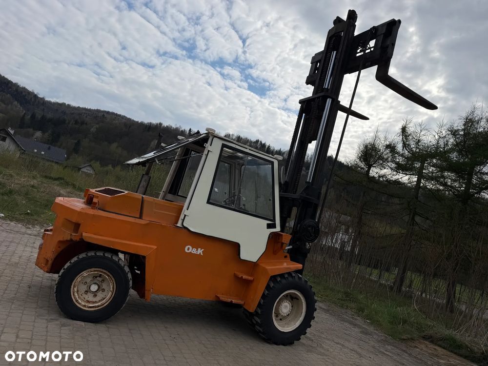 O&K V80 Wózek Widłowy Niemiecki Producent O&K. Silnik DEUTZ 90 km. Udźwig 8 ton. Gabarytowo mała maszyna z Wielkim udźwigiem. Podwójne Koła. Regulacja wideł i Karetki Hydrauliczna. Maszt TRIPLEX. niski przebieg 5790h. Maszyna Pochodzi z Norweskiej Komuny! Nie posiada luzów i wycieków Jazda Hydrostatic. Stan Perfekcyjny! DIESEL. Opony Nowe. Okazja - 37