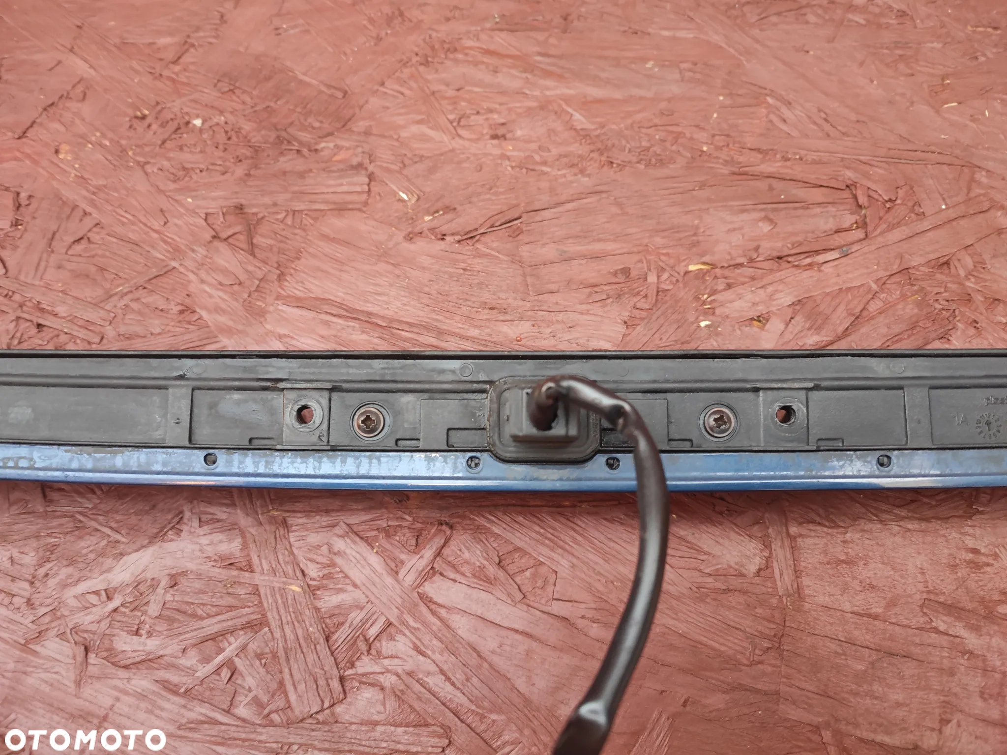 BMW E46 COUPE LIFT ORYGINALNA BLENDA PODŚWIETLENIA TABLICY REJSTRACYJNEJ / LISTWA / MIKROSTYK KOLORZE A07 MYSTICBLAU METALIC W BARDZO DOBRYM STANIE O NR.  51 13 0 403 478 OEM - 16