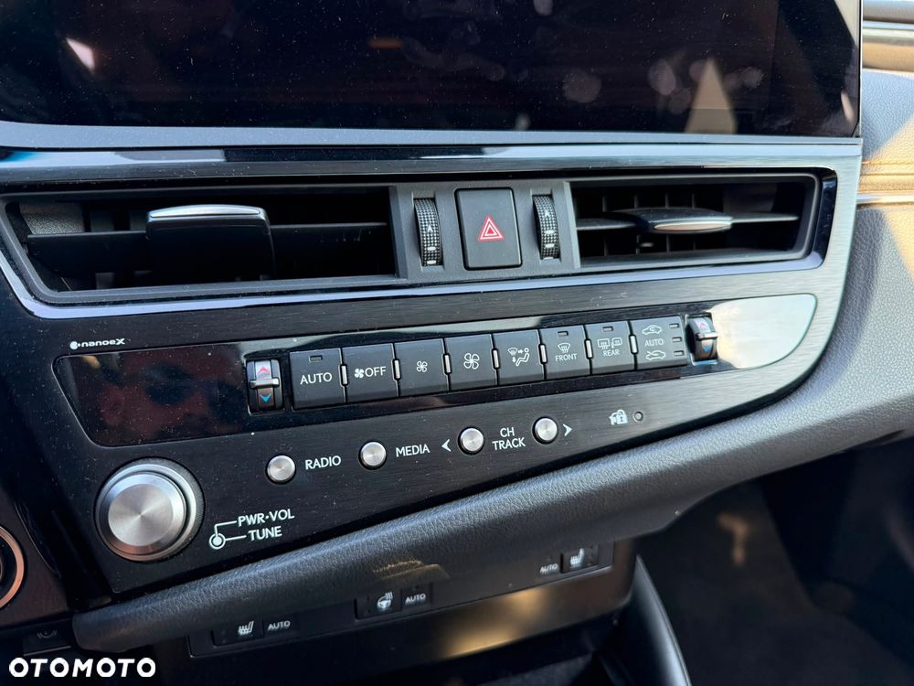 Lexus ES 300h Prestige - 26