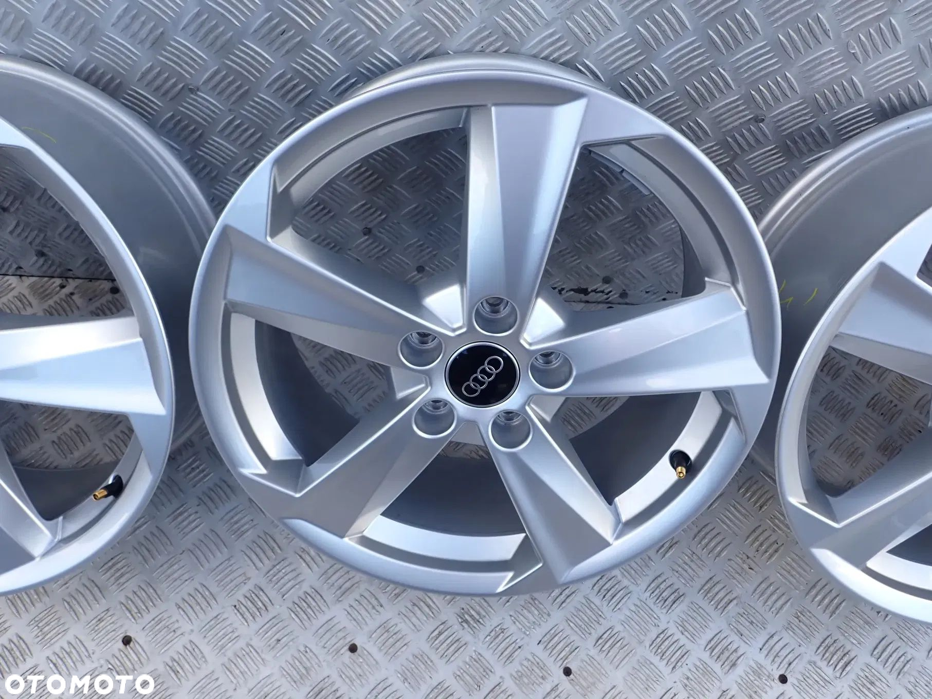 FELGI ALUMINIOWE AUDI 81A601025B 7X17 ET 45 5X112 DOSTEPNE 2 KOMPLETY - 7