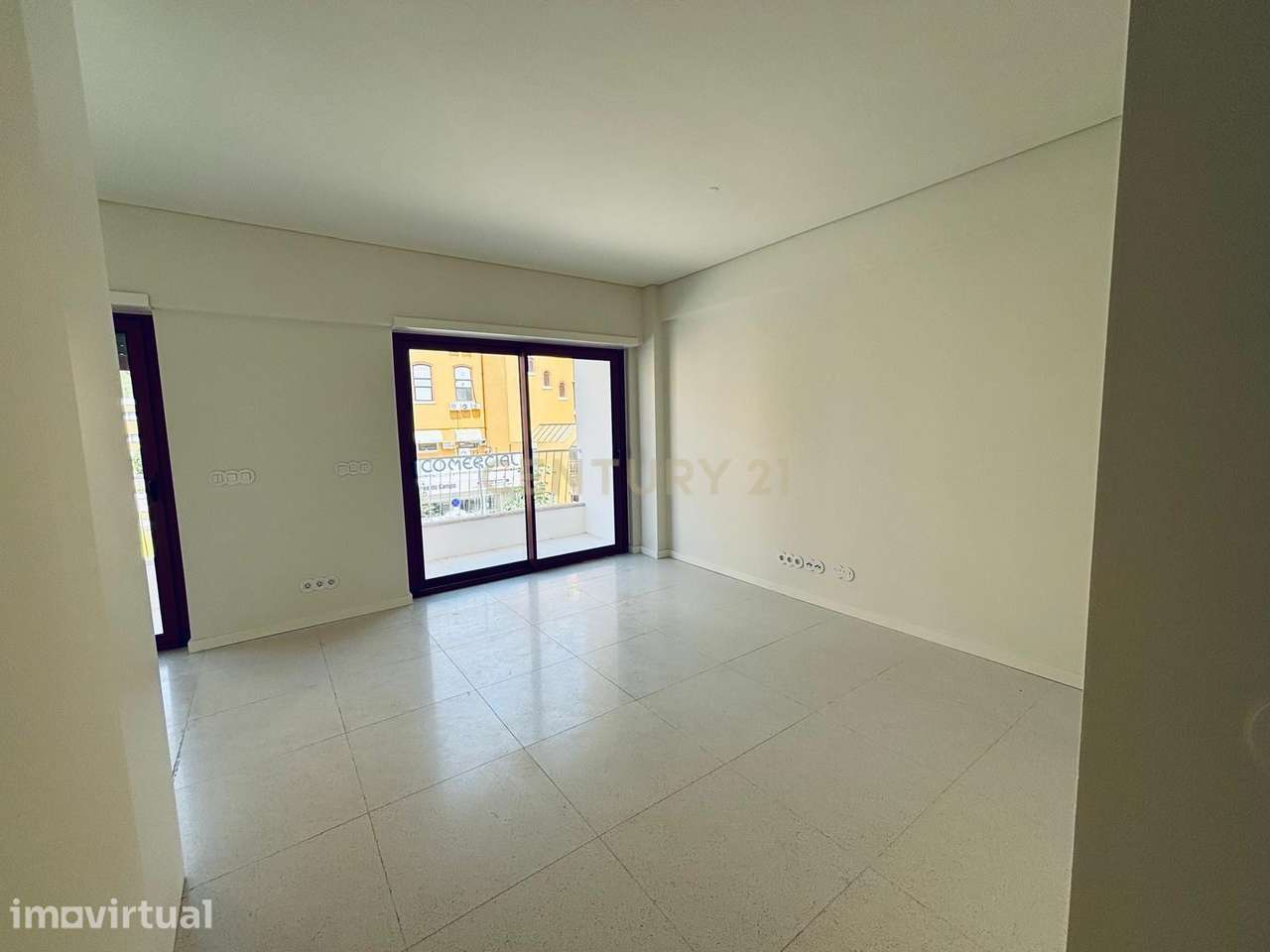 Apartamento T2  Renovado no Beato com Garagem - Grande imagem: 2/17