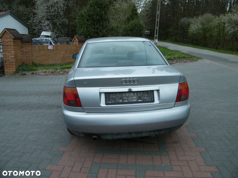 Audi A4 B5 (94-01r.) 1.6 B 100KM. Silnik ADP pasuje do AHL, ANA, ARM Skrzynia CTD lakier LY7M. Cały na części. GWARANCJA !!!  Przód Tył Zestaw Komplet Drzwi Klapa Zderzak Błotnik Maska Grill Atrapa Szyba Pas Lampa Lusterko Boczki Fotel Kanapa Kokpit Deska Rozdzielcza Przełącznik Włącznik Sterownik Przewody Wiązka Instalacja Moduł Komputer Czujnik Listwa Pompa Alternator Wtryski Głowica Rozrusznik Kompresor Sprzęgło Dwumas Silnik Skrzynia ABS Klimatyzacji Paliwa Wspomagania Kolektor Turbina Przepustnica Zawór Chłodnica Koło Hak Belka Sanki Zawieszenie Mcpherson Półoś Amortyzator Wydech Tłumik Zacisk Most - 7