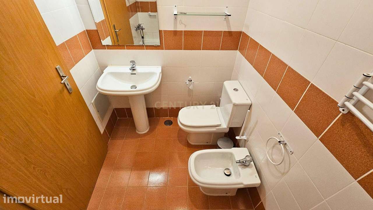 Moradia T4 em Oeiras para arrendar com garagem e terraço - Grande imagem: 4/42