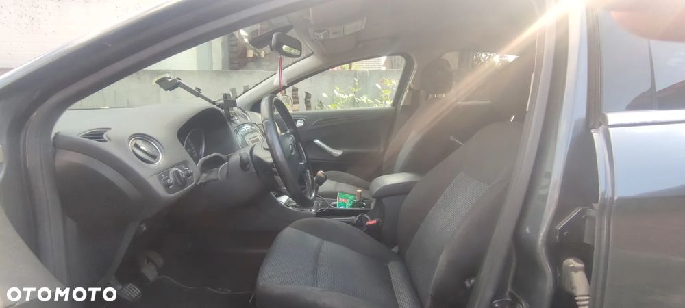 Ford Mondeo 2.0 Ghia - 9