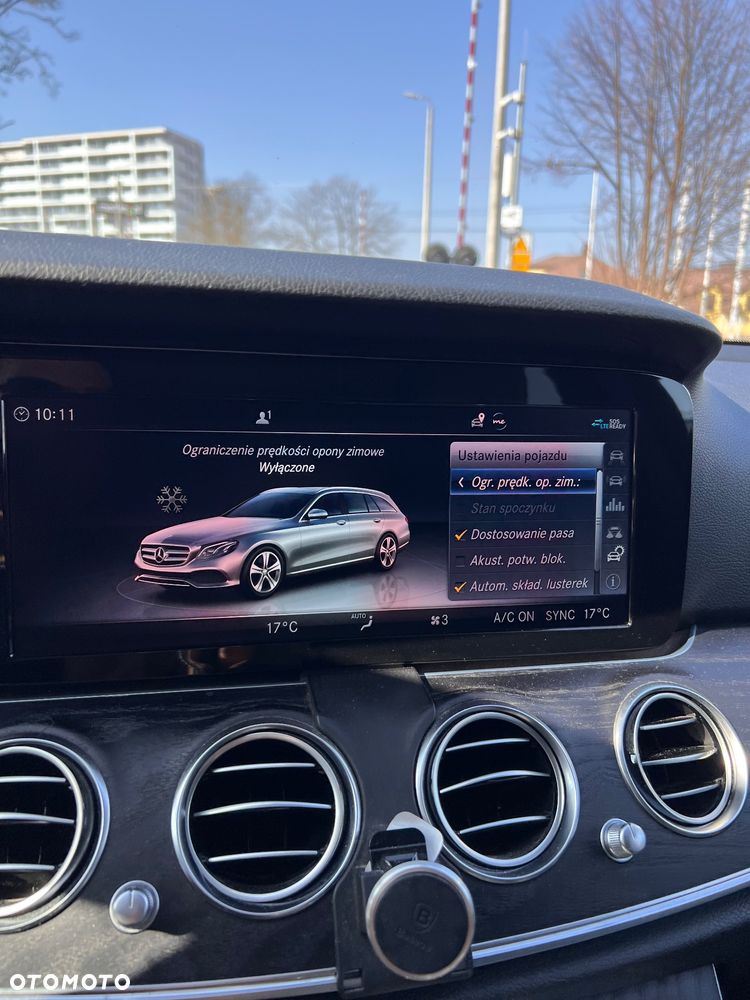 Mercedes-Benz Klasa E 220 d 4-Matic 9G-TRONIC - 35