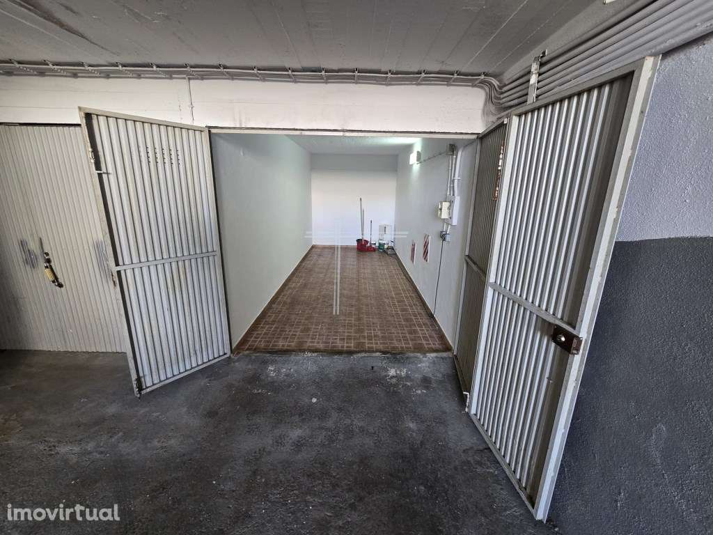 Garagem com 17m2, com capacidade para 1 carro, em zona residencial ... - Grande imagem: 2/4