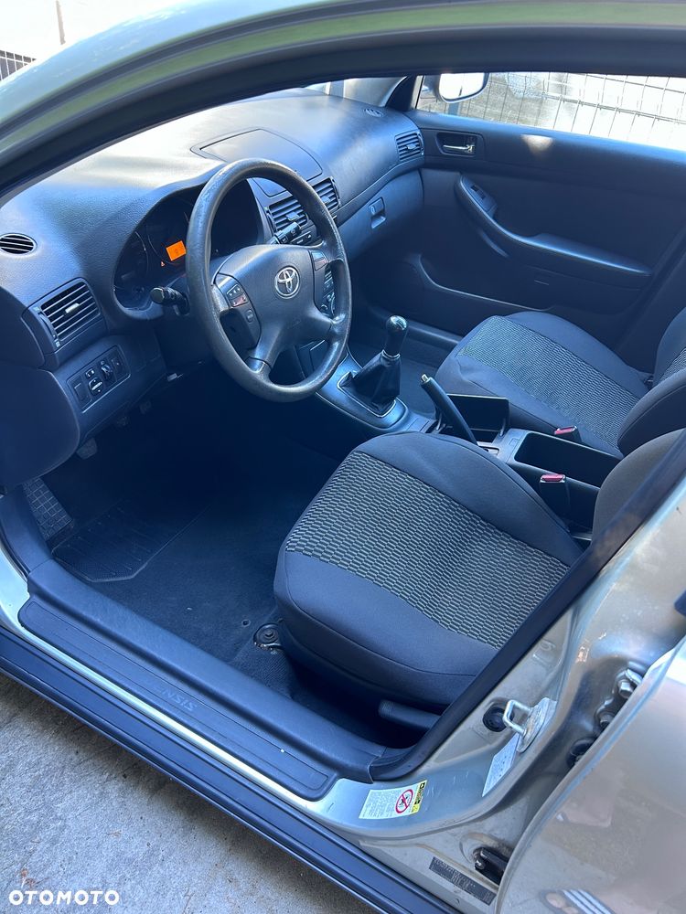 Toyota Avensis 1.6 VVT-i Luna - 14