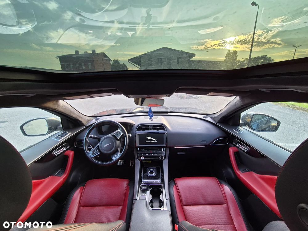 Jaguar F-Pace 25t AWD R-Sport - 18