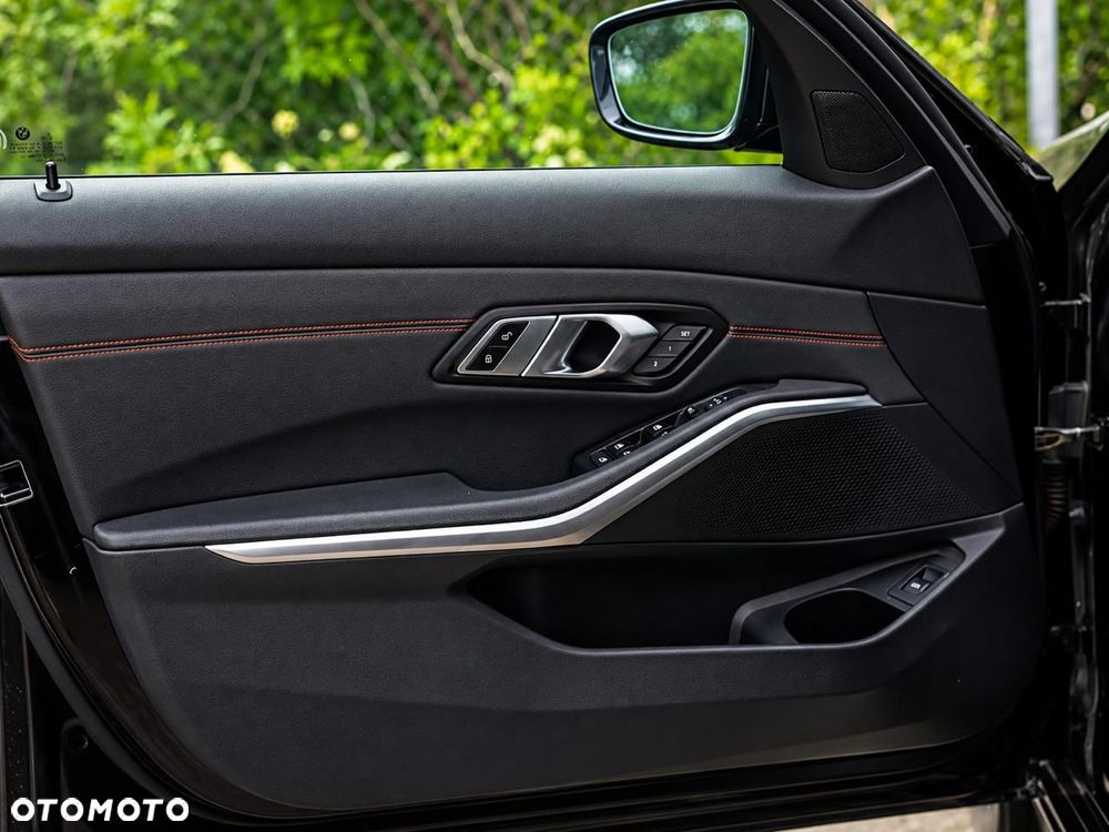 BMW Seria 3 330i xDrive M Sport - 21