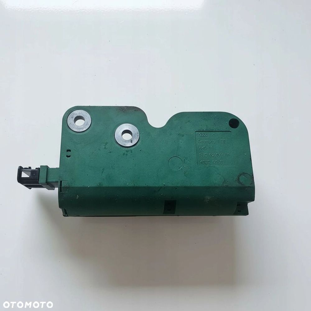 VW T5 T6 zamek dociąg domykanie klapy tył 7L0827511B - 2
