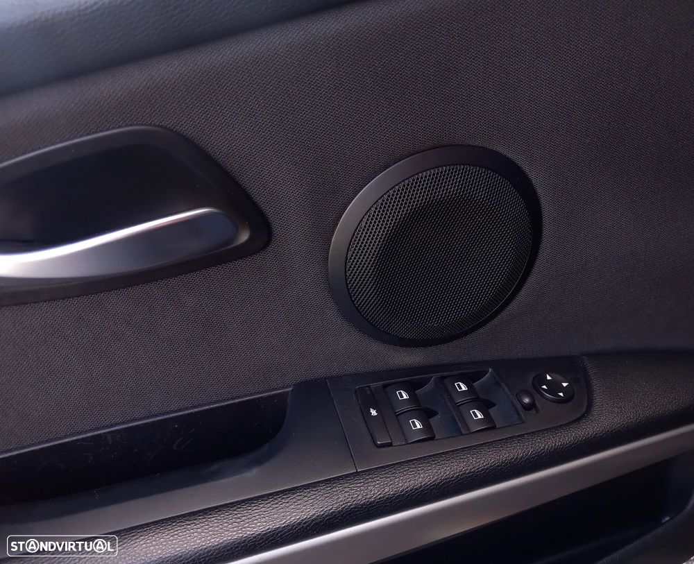 BMW 318 d Navigation Sport - 23