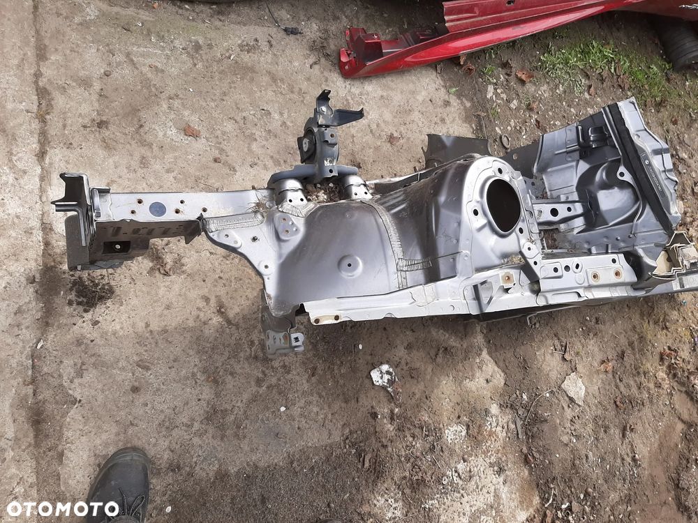 Lexus CT ćwiartka podłużnica lewy przód słupek próg