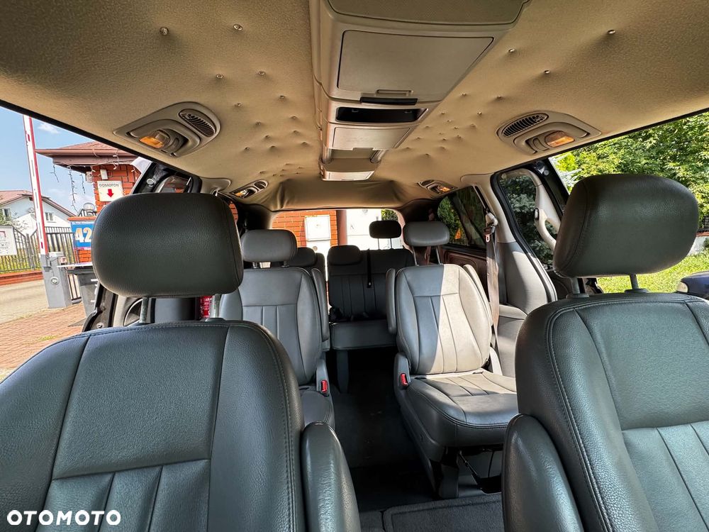 Chrysler Town & Country - 9