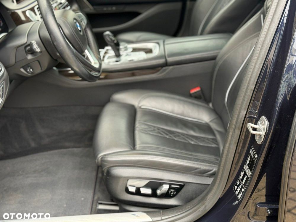 BMW Seria 7 750i xDrive sport - 22