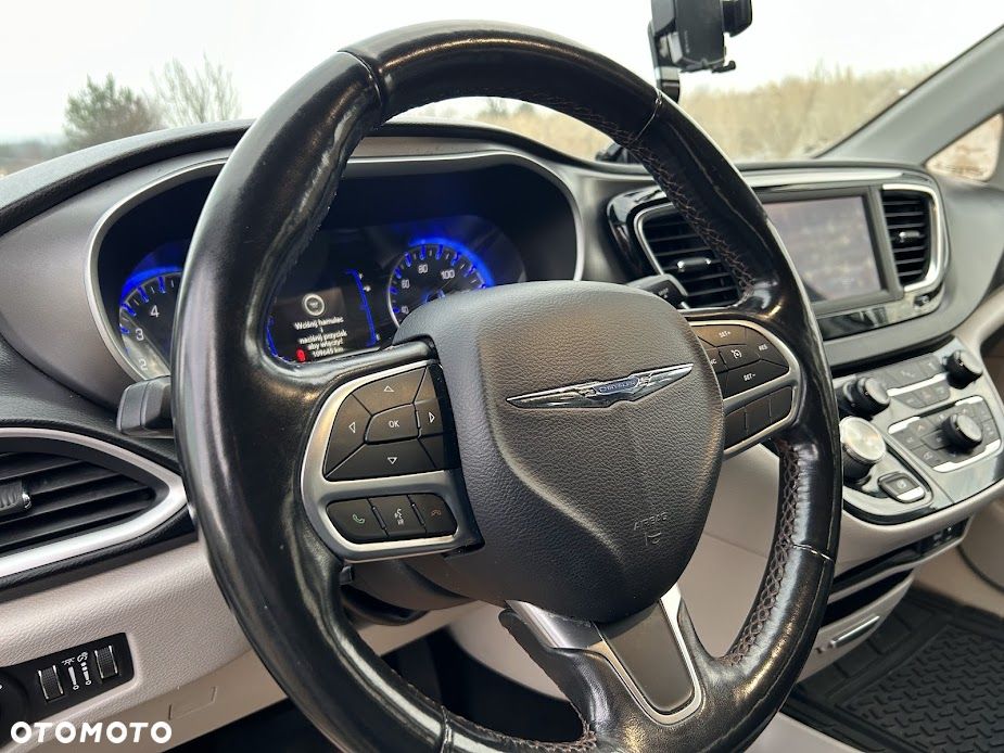 Chrysler Pacifica - 12