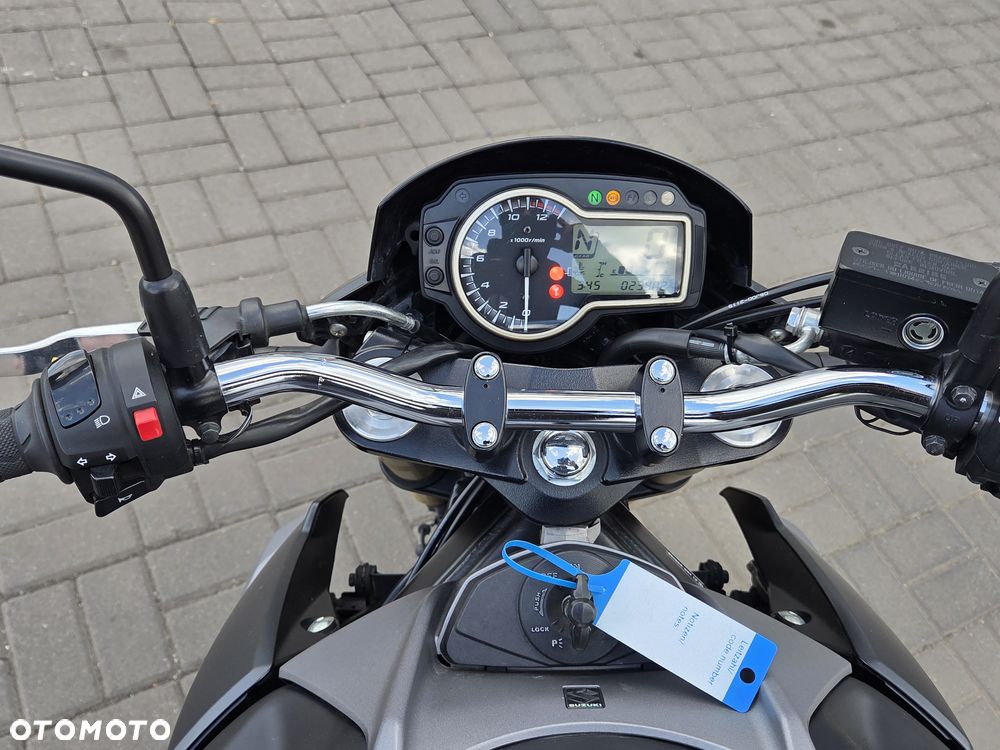 Suzuki GSR - 21