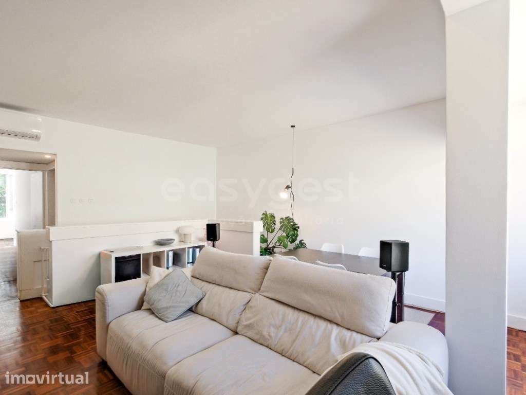 Apartamento T2 com a privacidade de uma moradia no Restelo - Grande imagem: 4/40