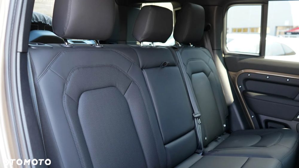 Land Rover Defender 110 D350 X-Dynamic SE - 28