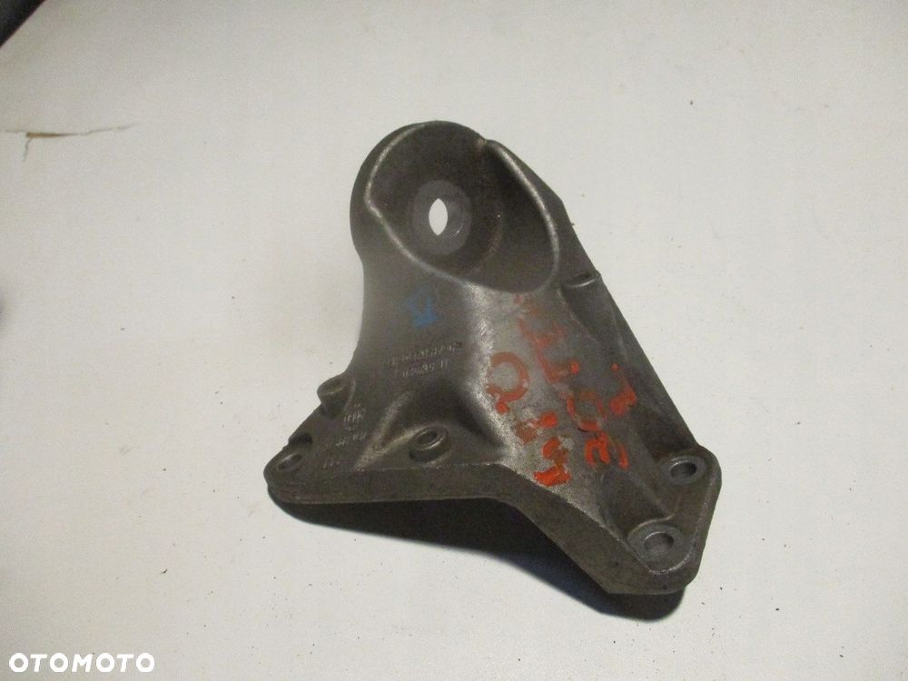 ŁAPA WSPORNIK silnika 4F0399113B - 1