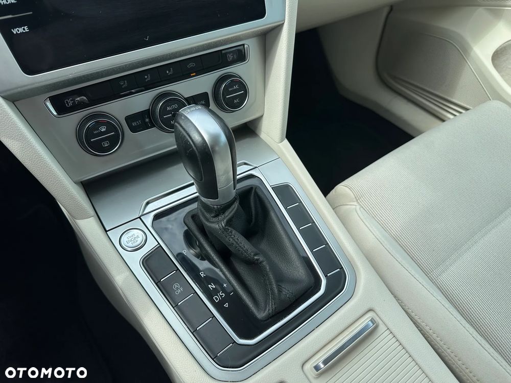 Volkswagen Passat - 13