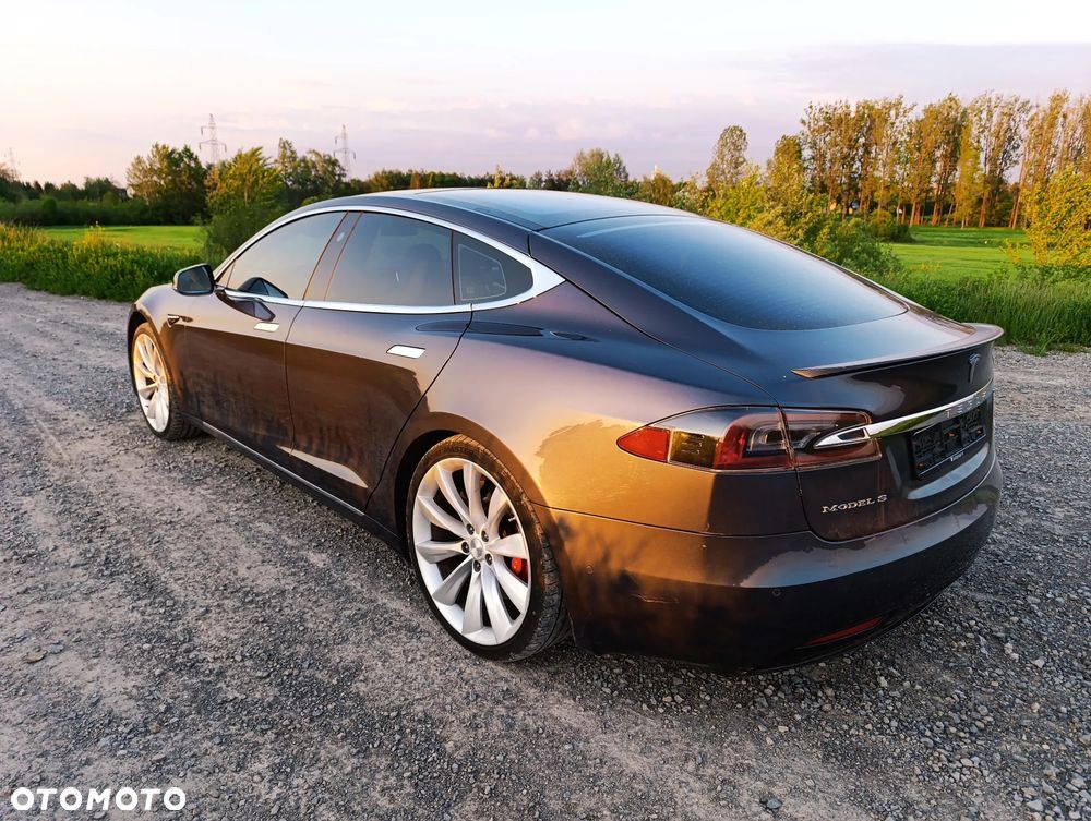 Tesla Model S - 21