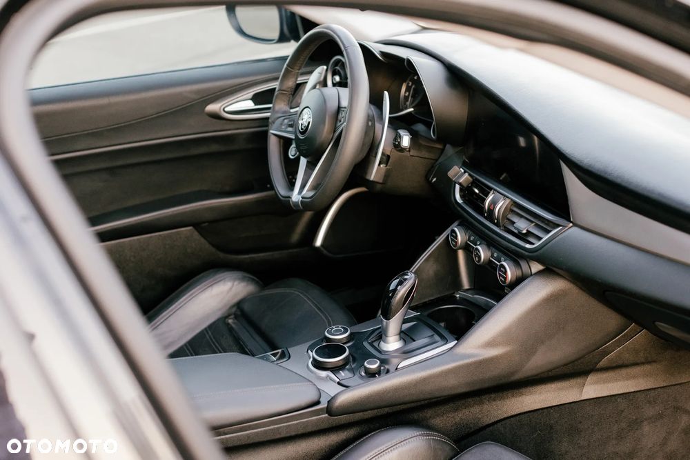 Alfa Romeo Giulia 2.0 Turbo 16V AT8 Veloce - 13