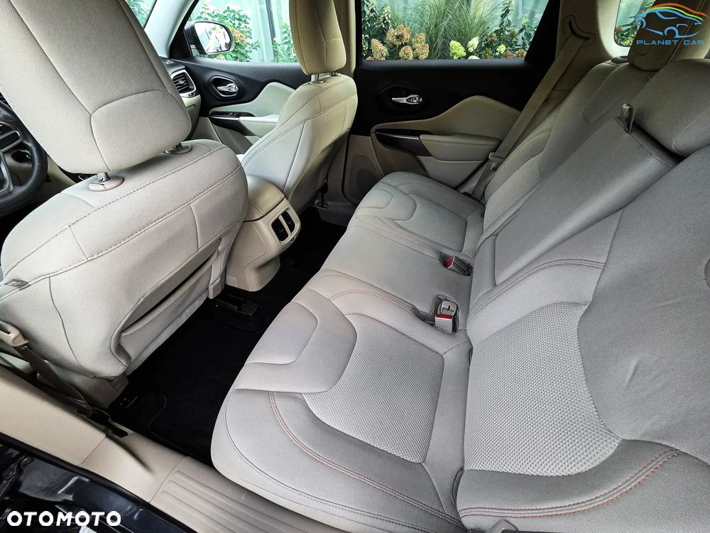 Jeep Cherokee - 16